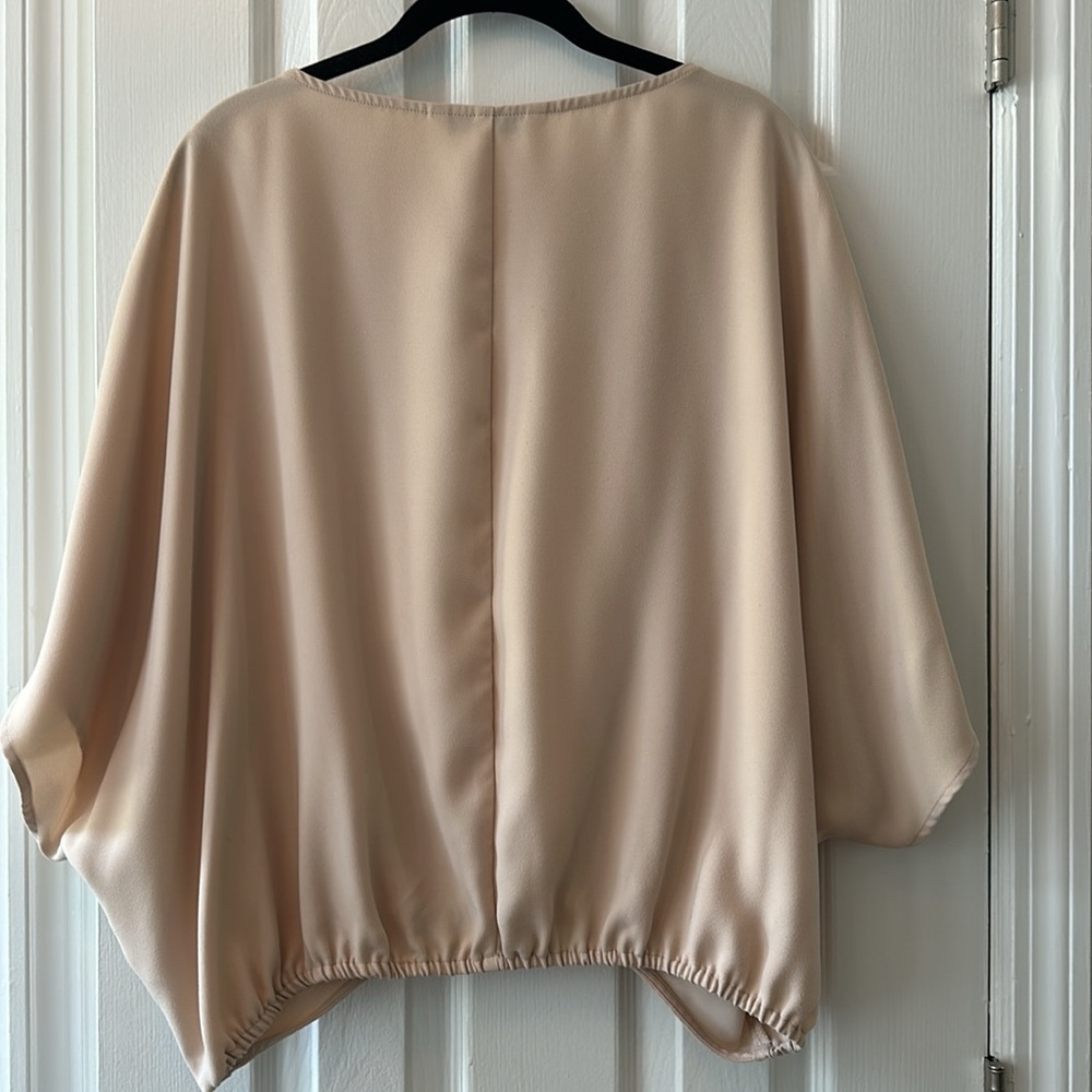 Trina Turk blush/nude ish  colored  top with pleats and baggy short sleeves - Picture 4 of 4